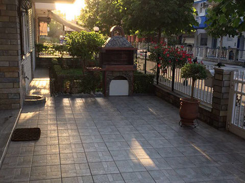 Αυλή με ψησταριά και λουλούδια