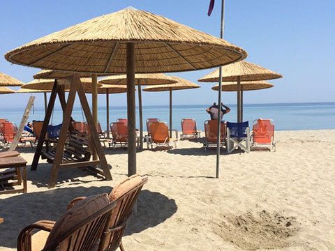 Παραλία με ξαπλώστρες